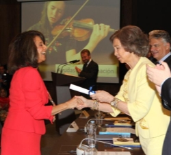 Su Majestad la Reina hace entrega de la Mención especial, en su categoría de Ayudas a la Formación, a Isabel Falabella, presidenta de Juventudes Music